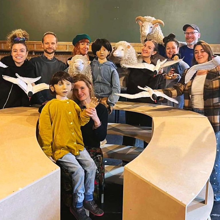 Frá vinnu við Rót í mars síðastliðnum. MYNDIR AF FB-SÍÐU HANDBENDI