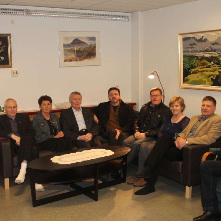 Rótarýklúbbburinn færði Heilbrigðisstofnuninni húsgögn að gjöf