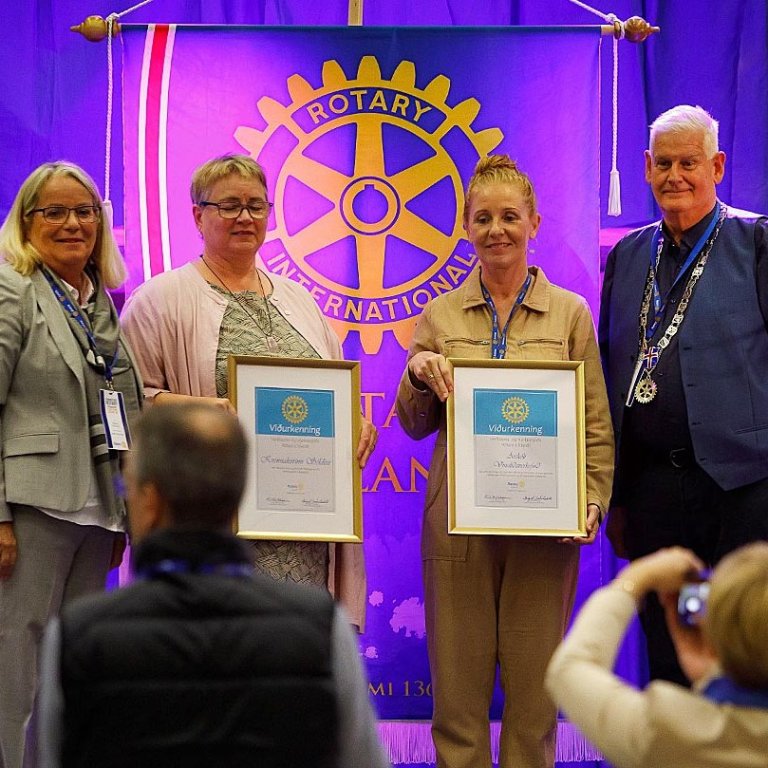 Helga Bergs og Selma Barðdal taka við styrkjum Rótarýhreyfingarinnar sem Margrét Friðriksdóttir (Bíbíar) og Ómar Bragi afhentu. MYND: DAVÍÐ MÁR