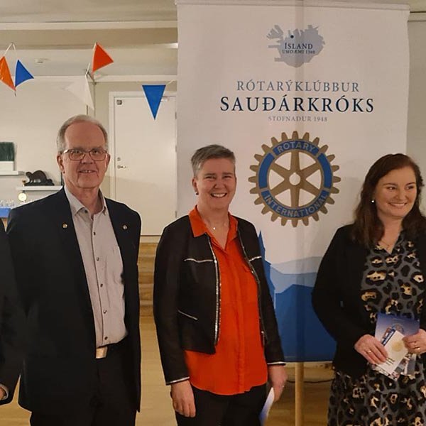 Fyrir miðju eru Þorkell V. Þorsteinsson, Ragna Hrund Hjartardóttir og Íris Helma Ómarsdóttir. Með á myndinni eru Ágúst Guðmundsson forseti Rotaryklúbbs Sauðárkóks og Ómar Bragi Stefánsson verðandi umdæmisstjóri Rotary á Íslandi 2023-2024. MYND: RÓTARÝKLÚBBUR SAUÐÁRKRÓKS