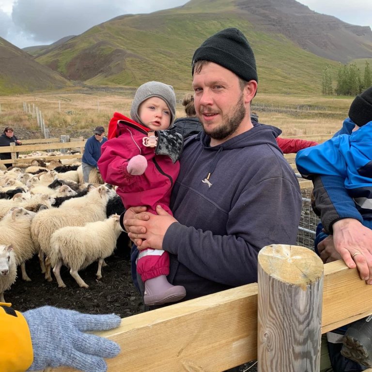 Rúnar í réttum með dóttur sinni, Lilju Björgu.MYND AÐSEND