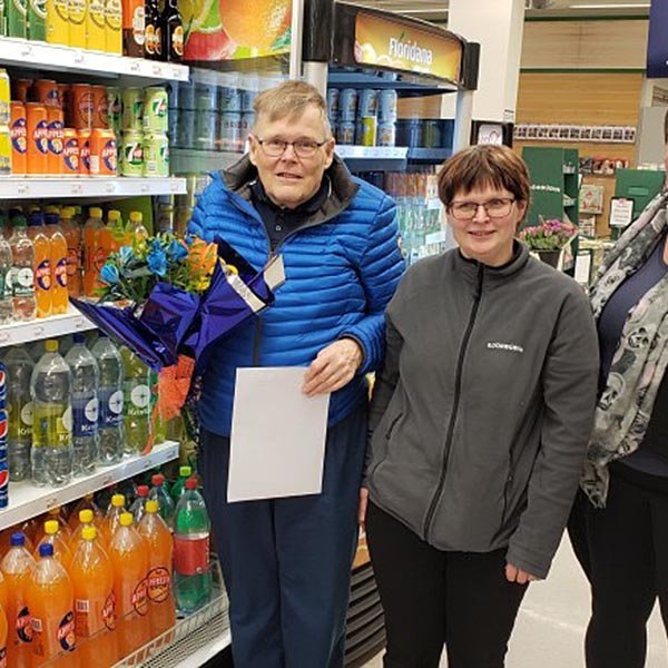 Rúnar Agnarsson lengst til vinstri við goskælinn en á myndinni með honum eru Aðalbjörg Valdimarsdóttir og Soffía Reynisdóttir verslunarstjóri í afleysingum. MYND: HÚNI.iS