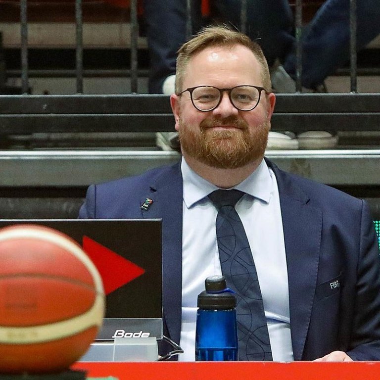 Rúnar Birgir efitrlitsmaður og alfræðibók um körfubolta. MYND AF KKÍ.IS