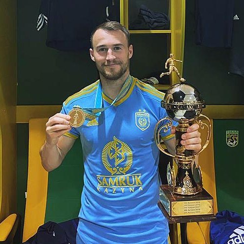 Rúnar Már með verðlaunapeninginn og bikarinn að leik loknum. MYND AF FB