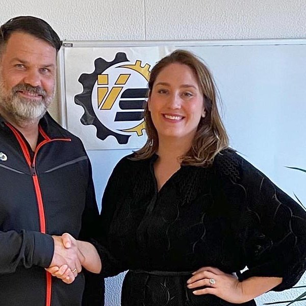 Rúnar Símonarson frá Vinnuvélum Símonar og Alexandra Jóhannesdóttir sveitarstjóri á Skagaströnd handsala samninginn. MYND: SKAGASTRÖND.IS