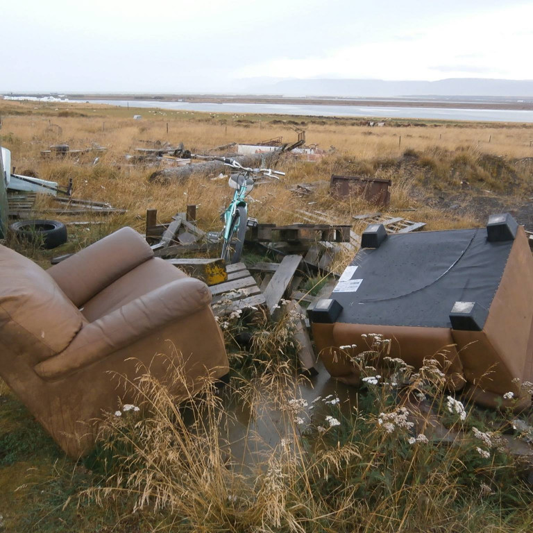 Aðkoman að gámnum við Ljósheima var afar slæm sl. föstudag en umgengni við fleiri gámasvæði hafa einnig verið gagnrýnd. Mynd: Flokka.