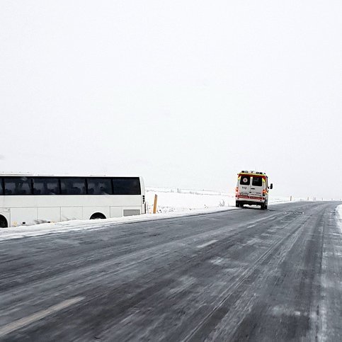Mikill vindur og glerhálka var í Blönduhlíðinni í dag er rúta með tvo tugi unglinga endaði utan vegar. Engin slys urðu í því óhappi. Mynd: PF.