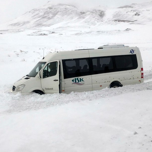 Betur fór en á horfðist þegar Tindastólsrútan rann til í hálku í Námaskarðinu og endaði utan vegar. Myndir Helgi Rafn Viggósson.