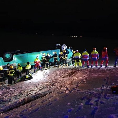 Frá vettvangi rútuslyssins við Öxl. Mynd: Facebooksíðan Brunavarnir Austur-Húnvetninga.