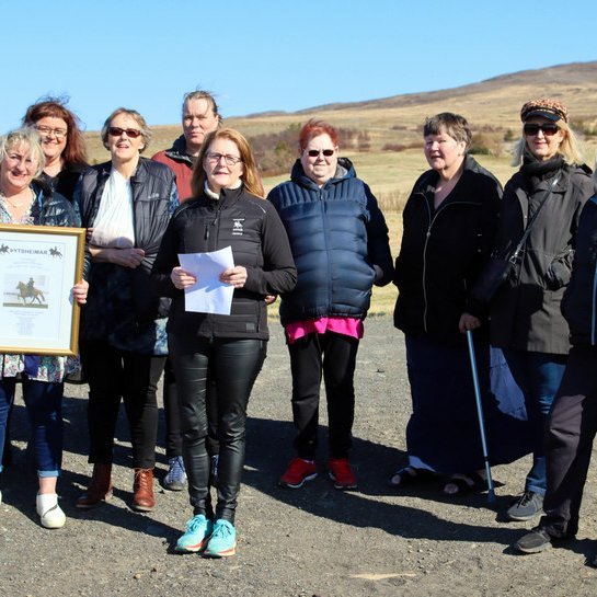 Hluti spilafélaga Sigrúnar Kristínar við afhendingu skiltisins sem sett hefur verið upp á reiðhöllina Þytsheima á Hvammstanga. Myndir: Árborg Ragnarsdóttir.