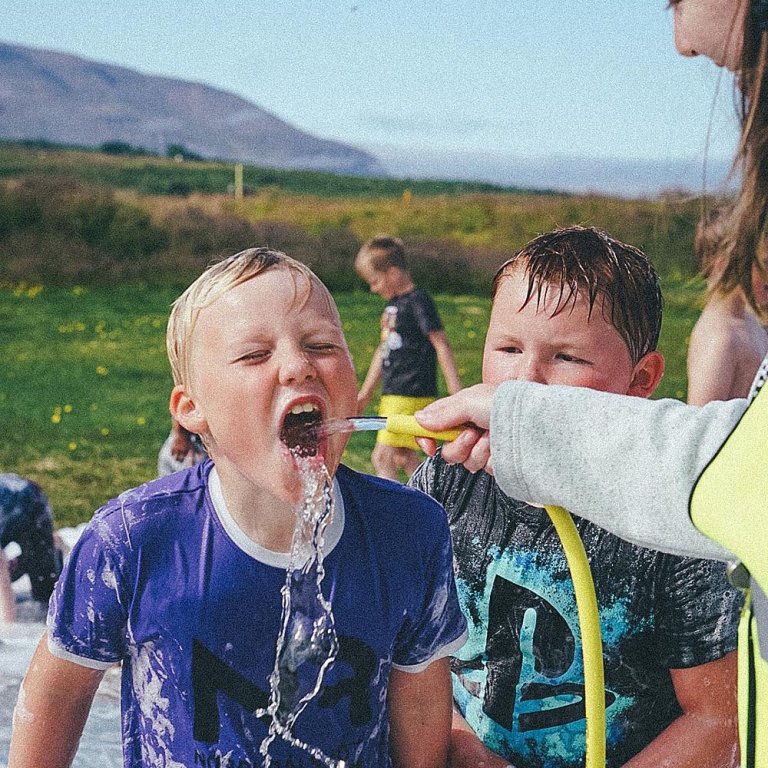 Hvað er nú betra en ísköld hressing í miðju sápuboltamóti í Fljótum? MYNDIR: STEFFÝ