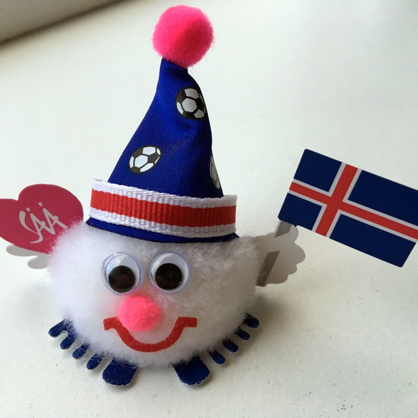 Álfurinn er hinn þjóðlegasti og virðist hyggja á ferð á HM.