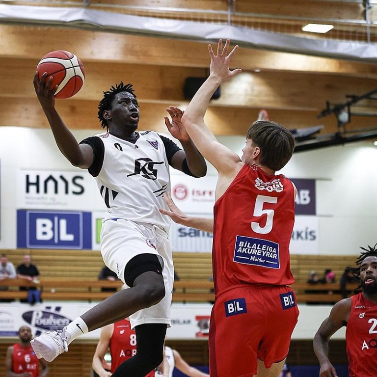 Sadio Doucoure svífur um Síkisloftið í gær. MYND: DAVÍÐ MÁR