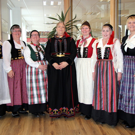 Prúðbúnar konur við setningu Sæluviku 2017. Mynd: PF