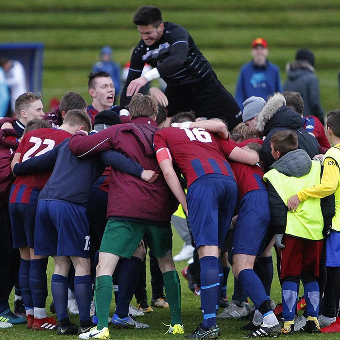 Stólarnir fagna sætum sigri í leikslok í kvöld. Santiago markvörður stekkur upp á liðsfélaga sína. MYND: ÓAB