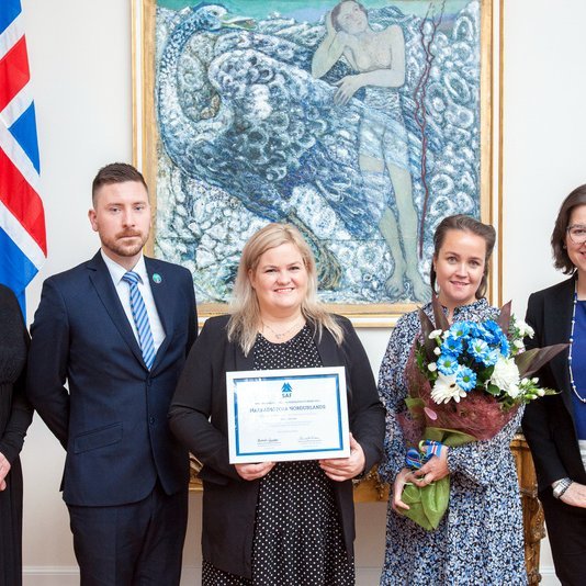 Frá afhendingu Nýsköpunarverðlauna ferðaþjónustunnar 2021. Eliza Reid, forsetafrú og Bjarnheiður Hallsdóttur, formaður Samtaka ferðaþjónustunnar ásamt fulltrúum Markaðsstofu Norðurlands þeim Halldóri Óla Kjartanssyni, verkefnastjóra, Arnheiði Jóhannsdóttur, framkvæmdastjóra og Katrínu Harðardóttur, verkefnastjóra Norðurstrandaleiðar. Mynd: Saf.is.