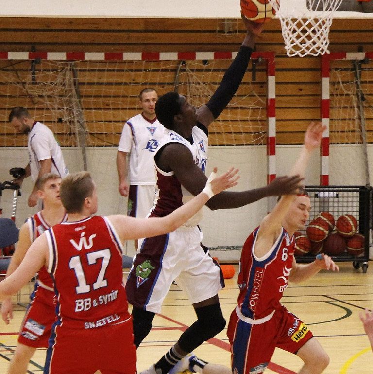 Samb setur boltann í körfu Snæfellinga.  MYND: ÓAB