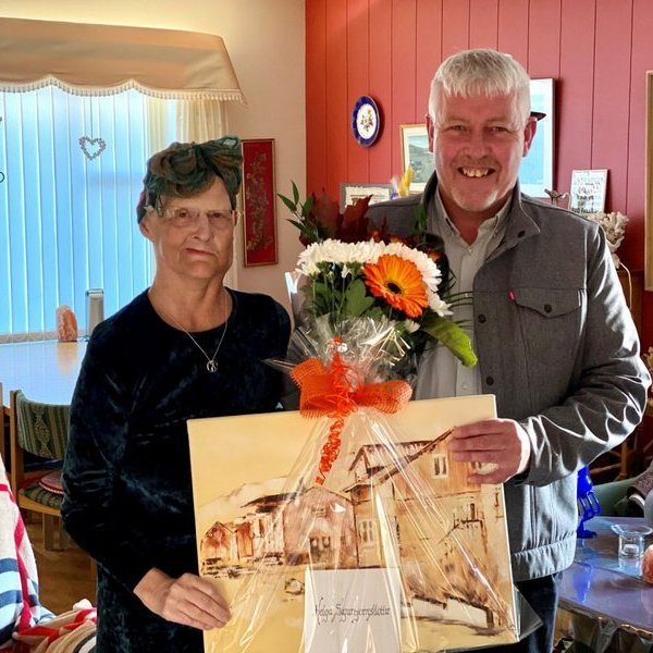 Helga Sigurbjörnsdóttir ásamt Gunnsteini Björnssyni formanni atvinnu-, menningar- og kynningarnefndar. Mynd af Skagafjordur.is