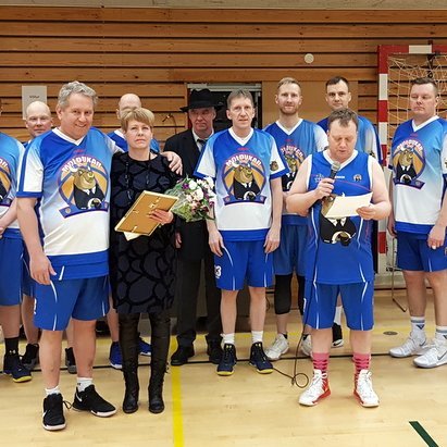 Hrafnhildur Pétursdóttir tekur við Samfélagsviðurkenningu Molduxa úr hendi Geirs Eyjólfssonar, foringja Molduxa.