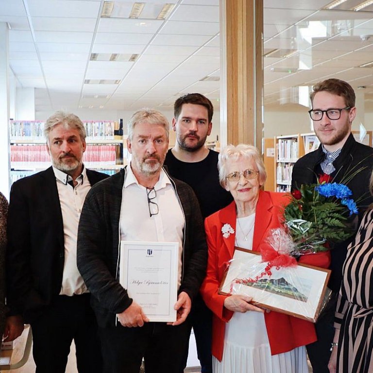 Það var Helga Bjarnadóttir í Varmahlíð sem hlaut viðurkenninguna í fyrra. Hér er hún þriðja frá hægri ásamt hluta fjölskyldu sinnar. MYND AF VEF SKAGAFJARÐAR