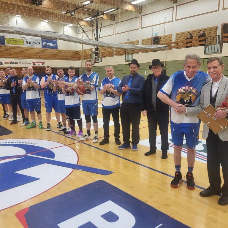 Við setningu Jólamóts Molduxa, annan dag jóla, tók Karl Lúðvíksson á móti Samfélagsviðurkenningu Molduxa úr hendi foringja Uxanna, Geirs Eyjólfssonar. 
 MYND: PF / AÐRAR MYNDIR ÚR EINKAEIGU