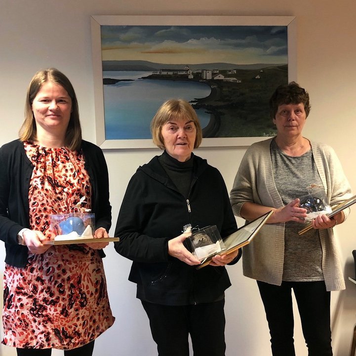 Við afhendingu viðurkenninganna. Ingibjörg Jónsdóttir f.h. Leikflokks Húnaþings vestra, Elínborg Sigurgeirsdóttir og Þuríður Þorleifsdóttir. Mynd: hunathing.is