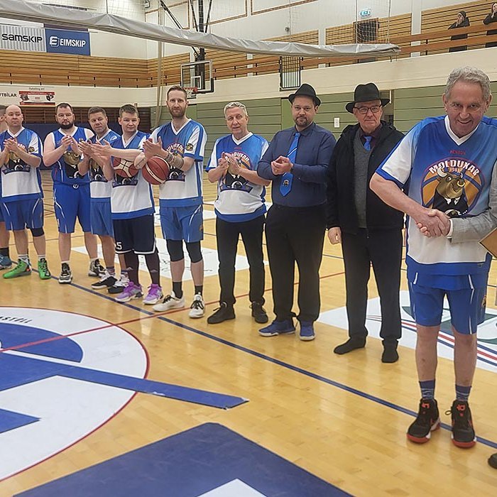 Molduxar afhenda Kalla Samfélagsverðlaunin 2023 áður en Jólamót Molduxa hófst. AÐSEND MYND