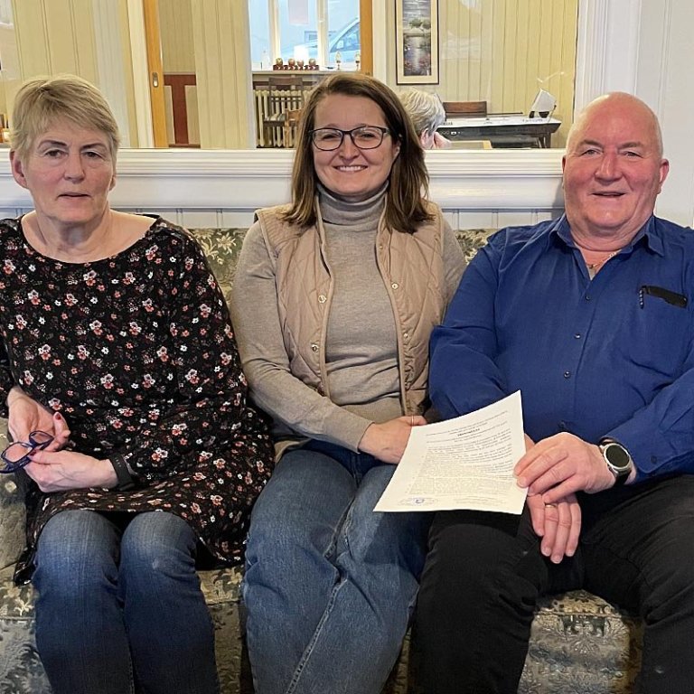 Frá undirritun samkomulags við Félag eldri borgara um framkvæmd hátíðarhaldanna í ár. Jónína Sigurðardóttir varaformaður félagsins, Unnur Valborg sveitarstjóri og Guðmundur Haukur Sigurðsson formaður Félags eldri borgara í Húnaþingi vestra. MYND AF VEF HÚNAÞINGS VESTRA