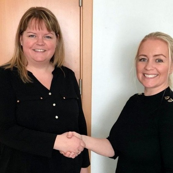 Þórdís Hauksdóttir fræðslustjóri Austur-Húnavatnssýslu og Ester Ingvarsdóttir sálfræðingur og eigandi Sensus slf. við undirritun samningsins.