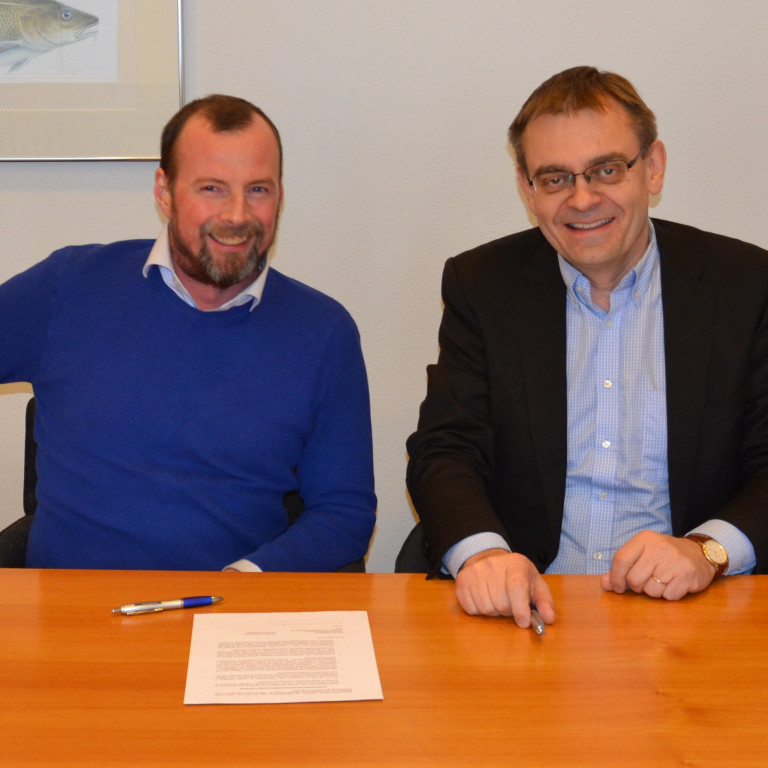 Á myndinni má sjá, til vinstri, Sigurð Líndal Þórisson, framkvæmdastjóra Selaseturs Íslands, og Sigurð Guðjónsson, forstjóra Hafrannsóknastofnunar, til hægri, við undirritun samningsins.