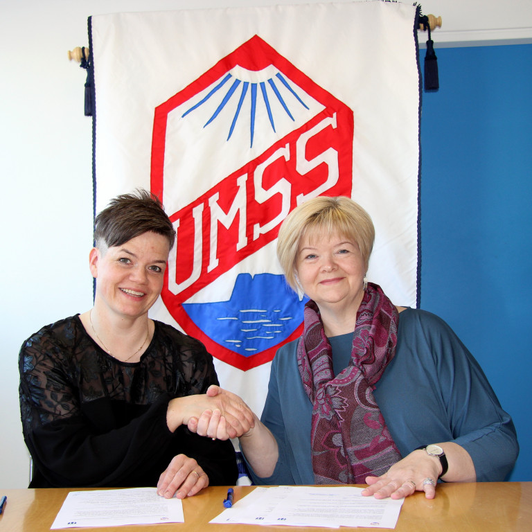 Mynd: Klara Helgadóttir og Ásta Pálmadóttir undirrita samstarfssamning á milli UMSS og Svf. Skagafjarðar. Mynd: PF.