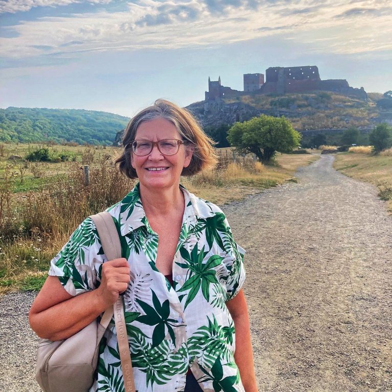 Myndin er tekin við miðaldavirkið Hammershus á Borgundarhólmi sem ég heimsótti sl. sumar. Borgundarhólmur tengist vissulega bóklestri því þangað hefur mig langað síðan ég las bernskuminningar danska rithöfundarins Martin Andersen Nexö.   MYND aðsend