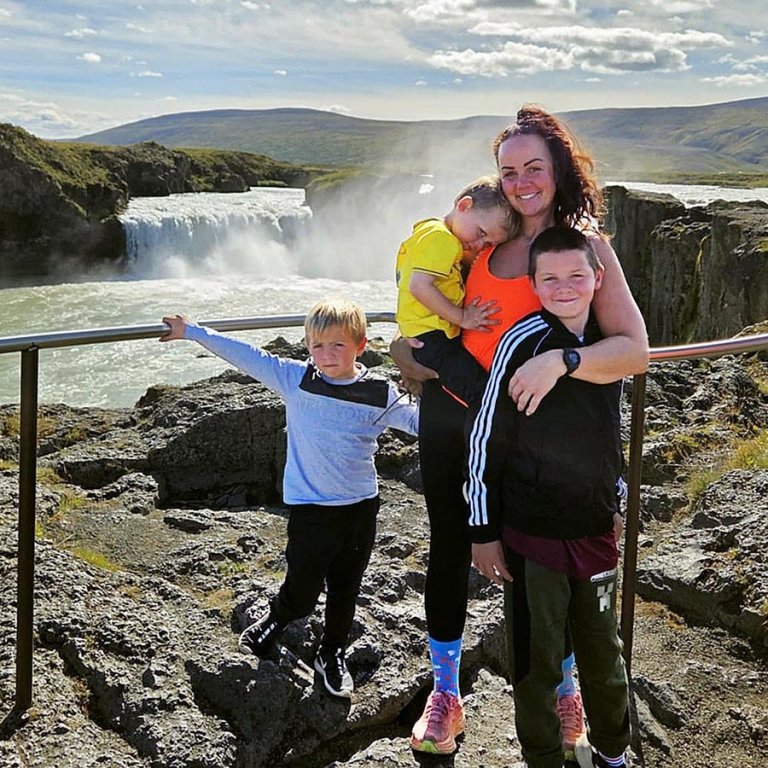 Við Goðafoss í ágúst í sumar, Tryggvi Þór, Sigurður Elís og Birgir Steinn með mömmu sinni. MYND AÐSEND