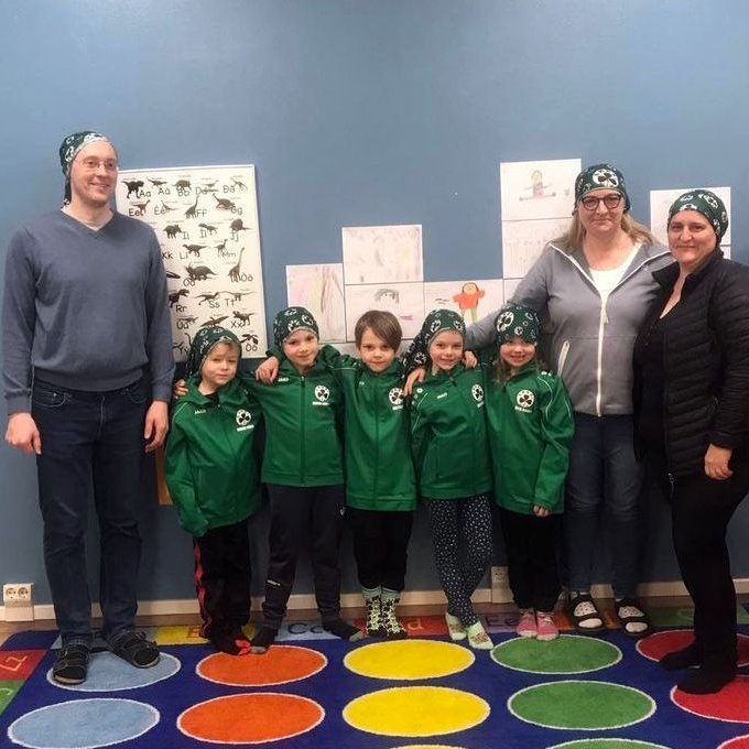 Í síðustu viku kom Sarah Holzem, formaður íþróttafélagsins Smára,  færandi hendi í Varmahlíðarskóla fyrir hönd félagsins þar sem allir nemendur 1. bekkjar fengu íþróttabúninga Smárans að gjöf. Mynd: Varmahlíðarskóli.