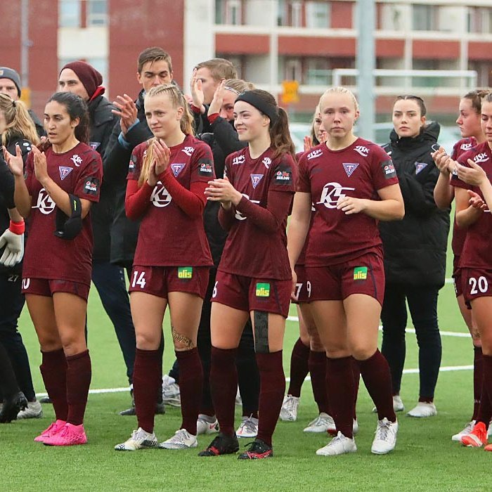 Það var sárt að falla. Stólastúlkur klappa fyrir stoltu stuðningsliði sínu sem hefur verið duglegt að styðja við bakið á liðinu, heima og að heiman. MYND: ÓAB