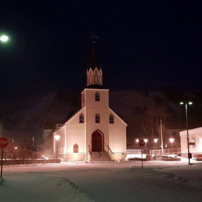 Sauðárkrókskirkja í morgundimmunni á bóndadegi. Til stendur að lýsa hana appelsínugula þar sem einn viðmælandinn í herferðinni er af Króknum. Mynd. PF.