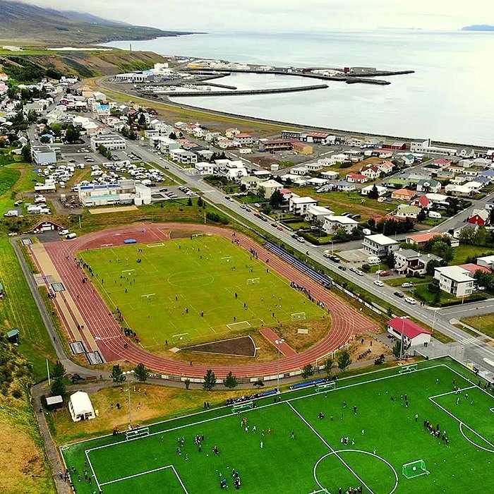 Séð yfir íþróttasvæðið og eldri hluta byggðar á Sauðárkróki. MYND AF VEF HMS