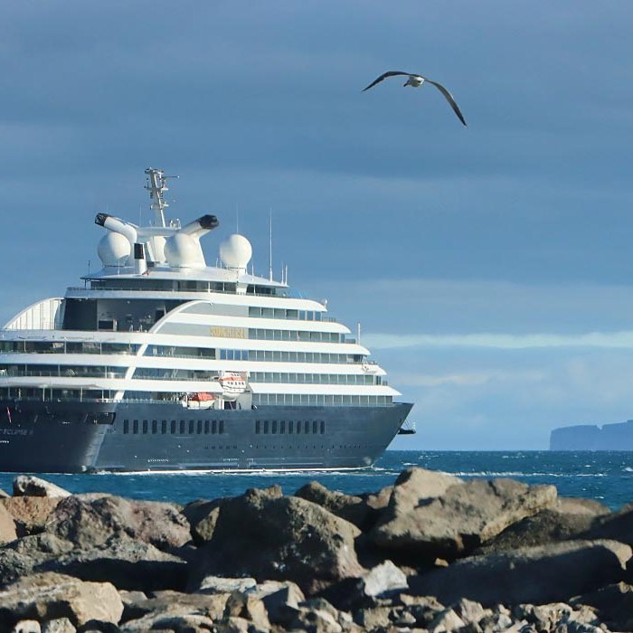 Lúxus skemmtiferðaskipið kemur til hafnar á Sauðárkróki og Drangey í baksýn. MYND: ÓAB