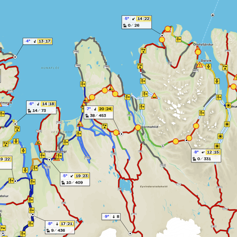 Skjáskot af umferðarvef Vegagerðarinnar sem sýnir færð – eða frekar ófærð – á vegum nú um klukkan 15:30 í dag.