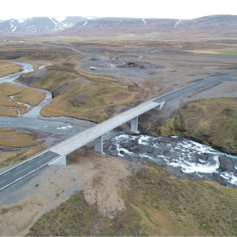 Nýja tvíbreiða brúin yfir Laxá í Refasveit.MYND VEGAGERÐIN