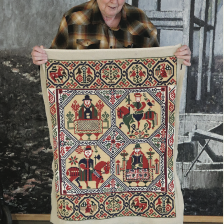 Kári með nýsaumað teppið. MYND GG