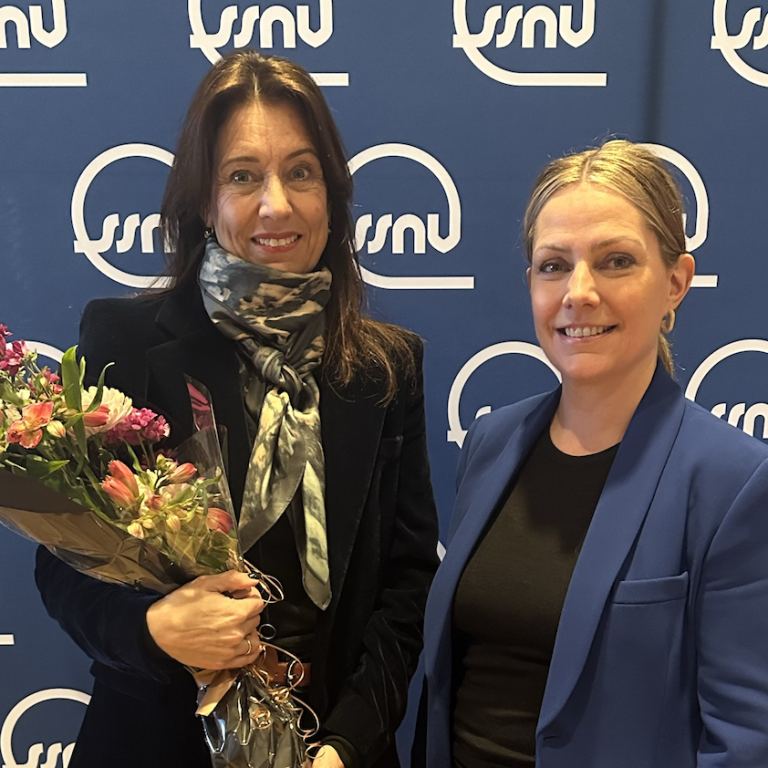 Hólmfríður Sveinsdóttir rektor við Háskólann á Hólum tekur við viðurkenningunni frá Katrínu M. Guðjónsdóttur framkvæmdastjóra SSNV.MYND AÐSEND