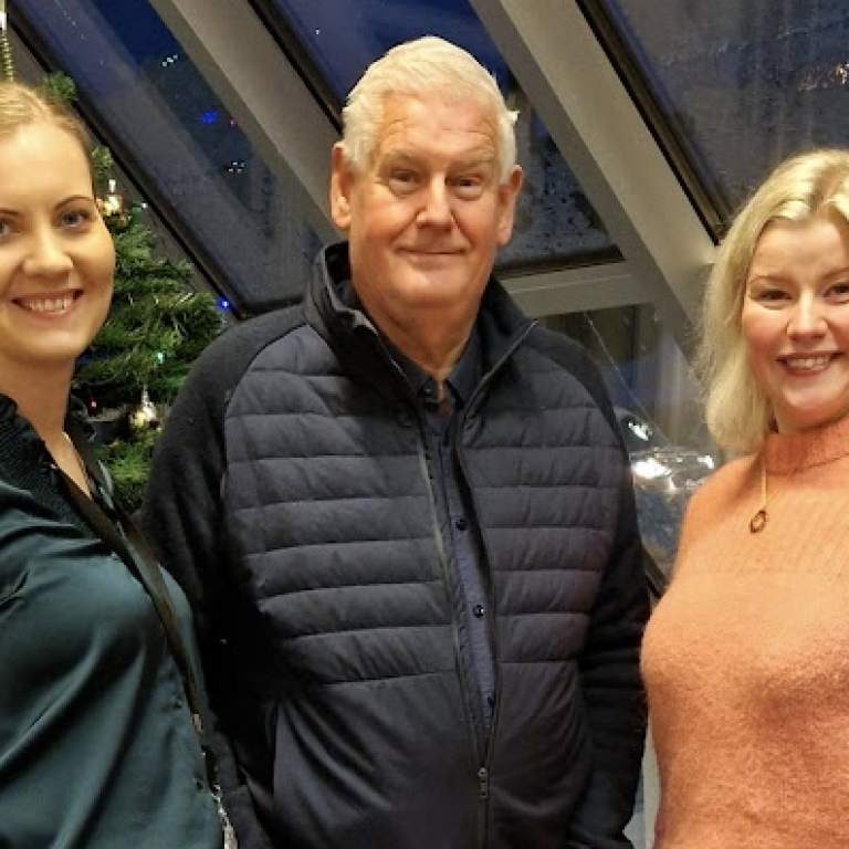 Bryndís Hallsdóttir, Ómar Bragi Stefánsson og Sigríður Gunnarsdóttir við afhendingu. MYND AÐSEND