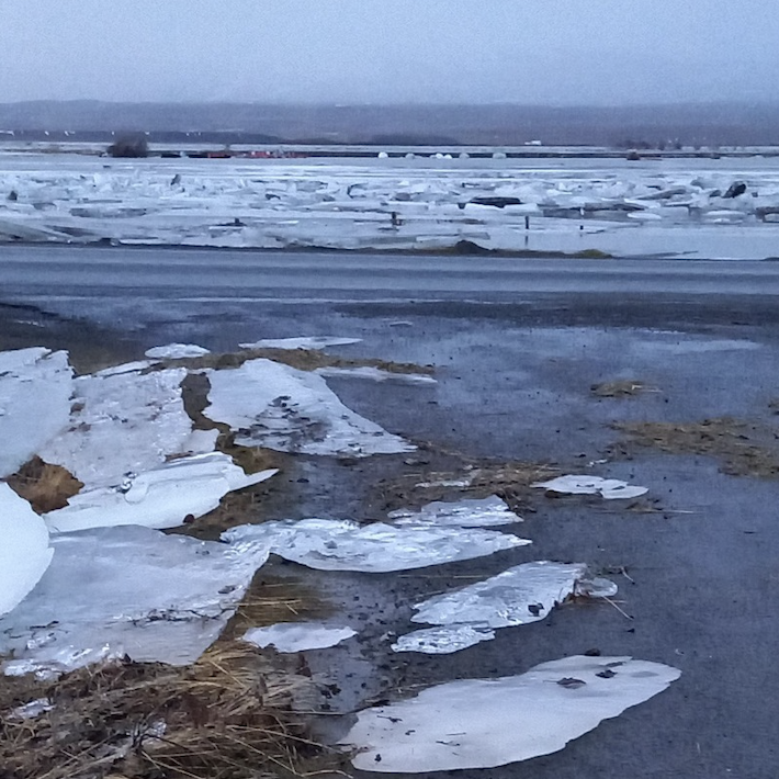Vegagerðin þurfti að skafa/ýta jakahröngli af veginum og úr vegkanti við bæinn Miðhús í Blönduhlíð. MYND SIGRÍÐUR GARÐARSDÓTTIR