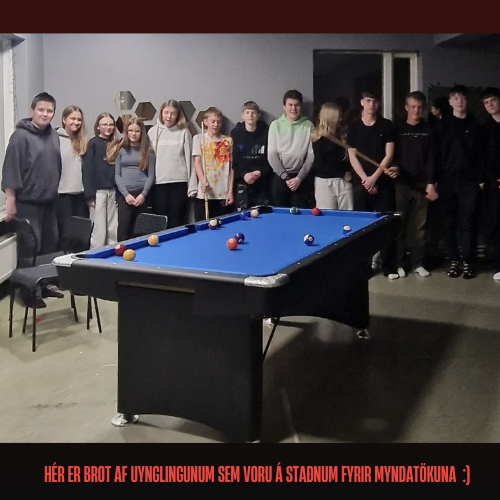 Þeir krakkar sem voru viðstaddir þegar nýja poolborðið var tekið í notkun. Mynd tekin af skagastrond.is