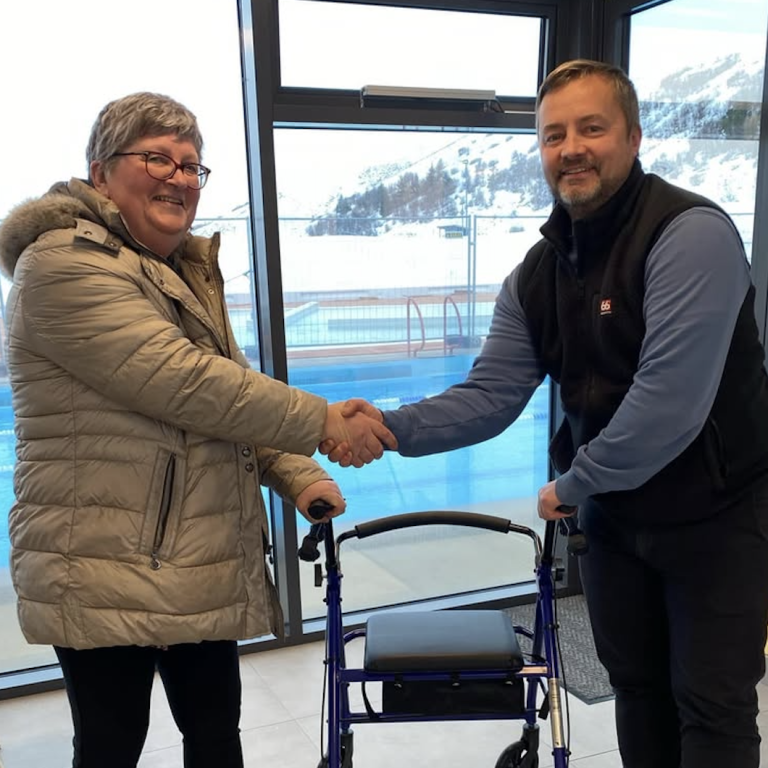 Ásta Ólöf ásamt Þorvaldi Gröndal við afhendingu á göngugrindinni. MYND SKAGAFJÖRÐUR