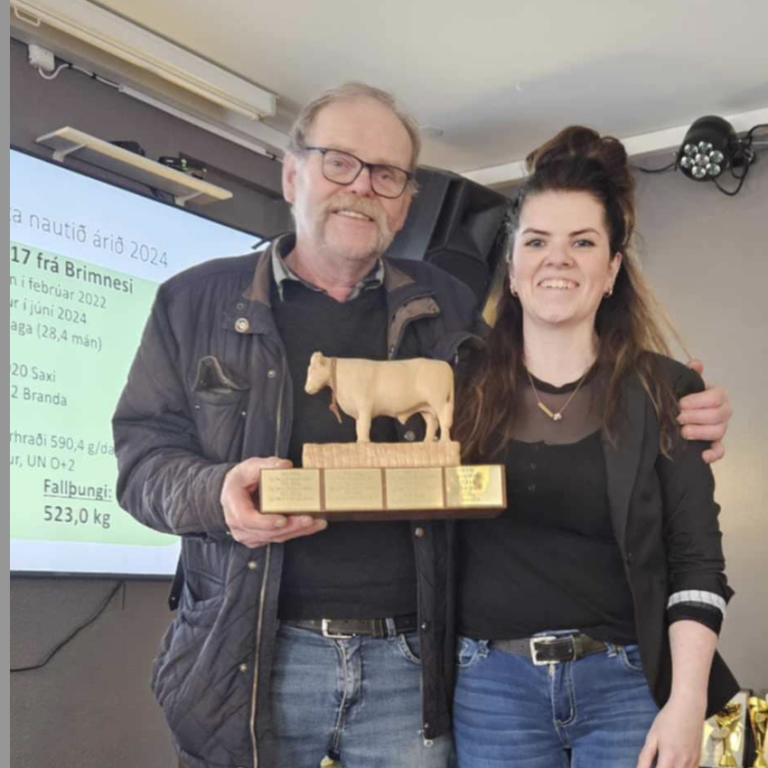 Halldór í Brimnesi ásamt Þórdísi formanni Félags kúabænda í Skagafirði. MYND AÐSEND