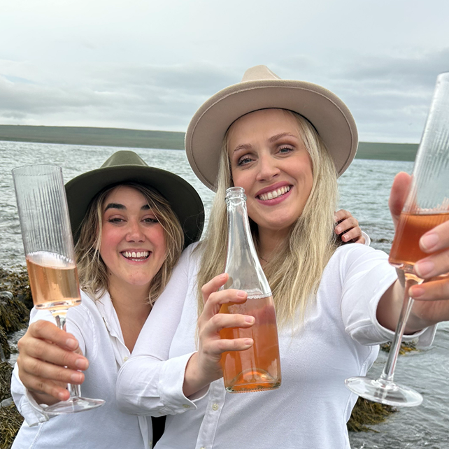 „Við sjáum tækifæri til þess að festa okkur í sessi sem framleiðendur hágæða freyðivíns og ávaxtavíns, með nýtingu hráefna úr íslenskri náttúru,“ segja Hrund Jóhannsdóttir og Greta Clough hjá Hret víngerð. Mynd tekin af bbl.is