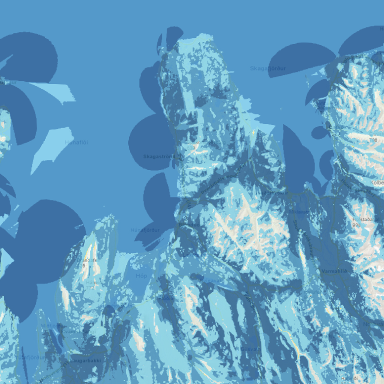 Þetta kort á að sýna útbreiðslu 4G kerfis Símans á Norðurlandi vestra. Dökkbláu svæðin gefa til kynna gott samband en þau ljósbláu slakara samband. Nefndin hefur m.a. áhyggur af því að kortið gefi til kynna betra samband en það raunverulega er miðað við reynslu íbúa í Skagafirði. SKJÁSKOT AF SÍÐU FJARSKIPTASTOFU