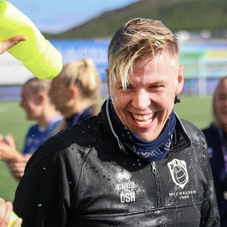 Óskar Smári kampakátur eftkr að hafa tryggt lið Fram sæti í Bestu deildinni í fyrra. Það er gaman að sjá kappann brosa en við skulum vona að Bryndís brosi breiðar í kvöld. MYND AÐSEND